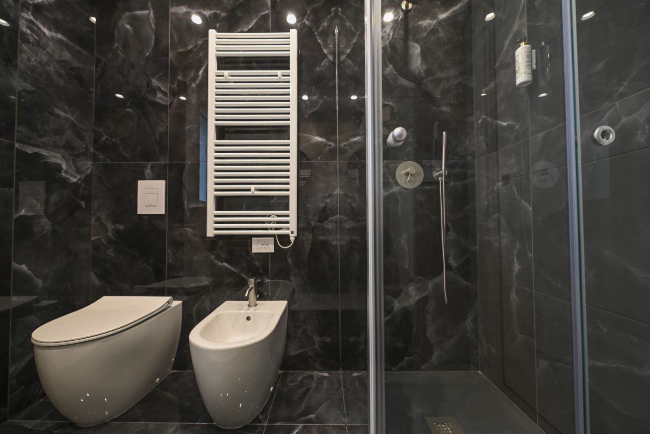 Doccia, vasca idromassaggio, bidet, shampoo