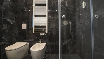 Doccia, vasca idromassaggio, bidet, shampoo