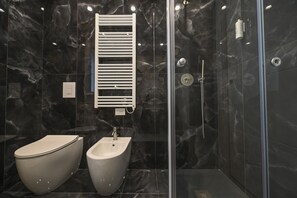 Douche, baignoire à jets, bidet, shampoing