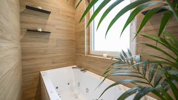 Douche, baignoire à jets, bidet, shampoing