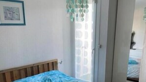Una cama con un diseño de estrella de mar y la palabra 'love' bordada en la colcha.