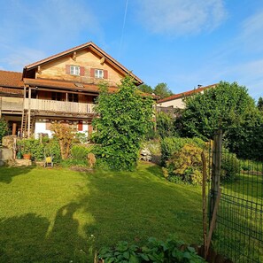 Exterior - Apartment 'Ferienwohnung Landblick Lalling' with Private Terrace, Private Garden and Wi-Fi (Lalling)