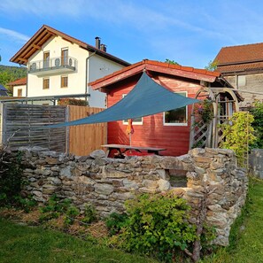 Outdoor dining - Apartment 'Ferienwohnung Landblick Lalling' with Private Terrace, Private Garden and Wi-Fi (Lalling)