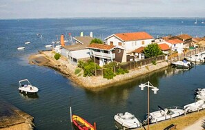A coastal residential area with houses, a dock, and boats. - Beautiful home in Lanton (Lanton)