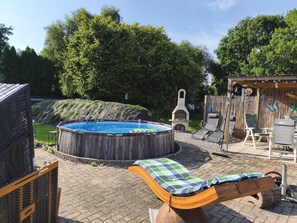 Terrace/patio - Relax under thatch with pool, beach chairs and loungers (Belum)