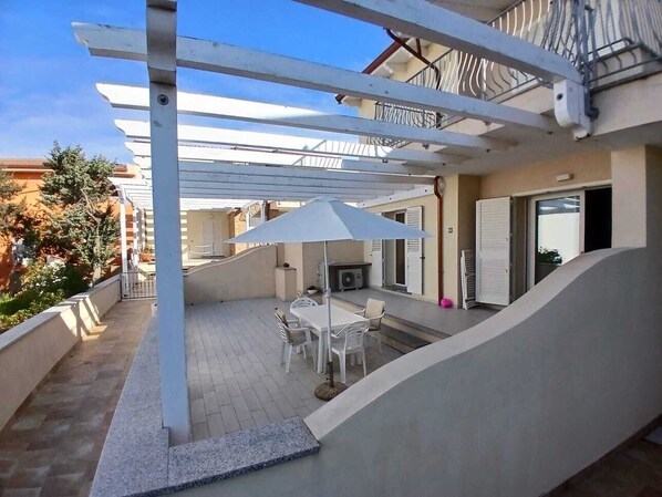 Outdoor dining - Vacation home (Isola Rossa)
