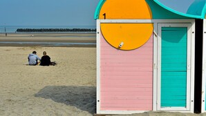 A beach hut with a pink and turquoise exterior, a circular window, and a door. - Gorgeous apartment in Grand-Fort-Philippe (Grand-Fort-Philippe)