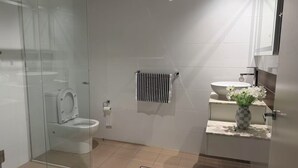 Bathroom - Quiet Greenwich Retreat | Near RNS Hospital & TAFE (Greenwich)