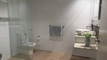 Toallas, jabón, papel de baño