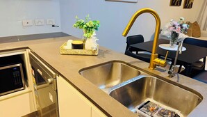 Private kitchen - Quiet Greenwich Retreat | Near RNS Hospital & TAFE (Greenwich)