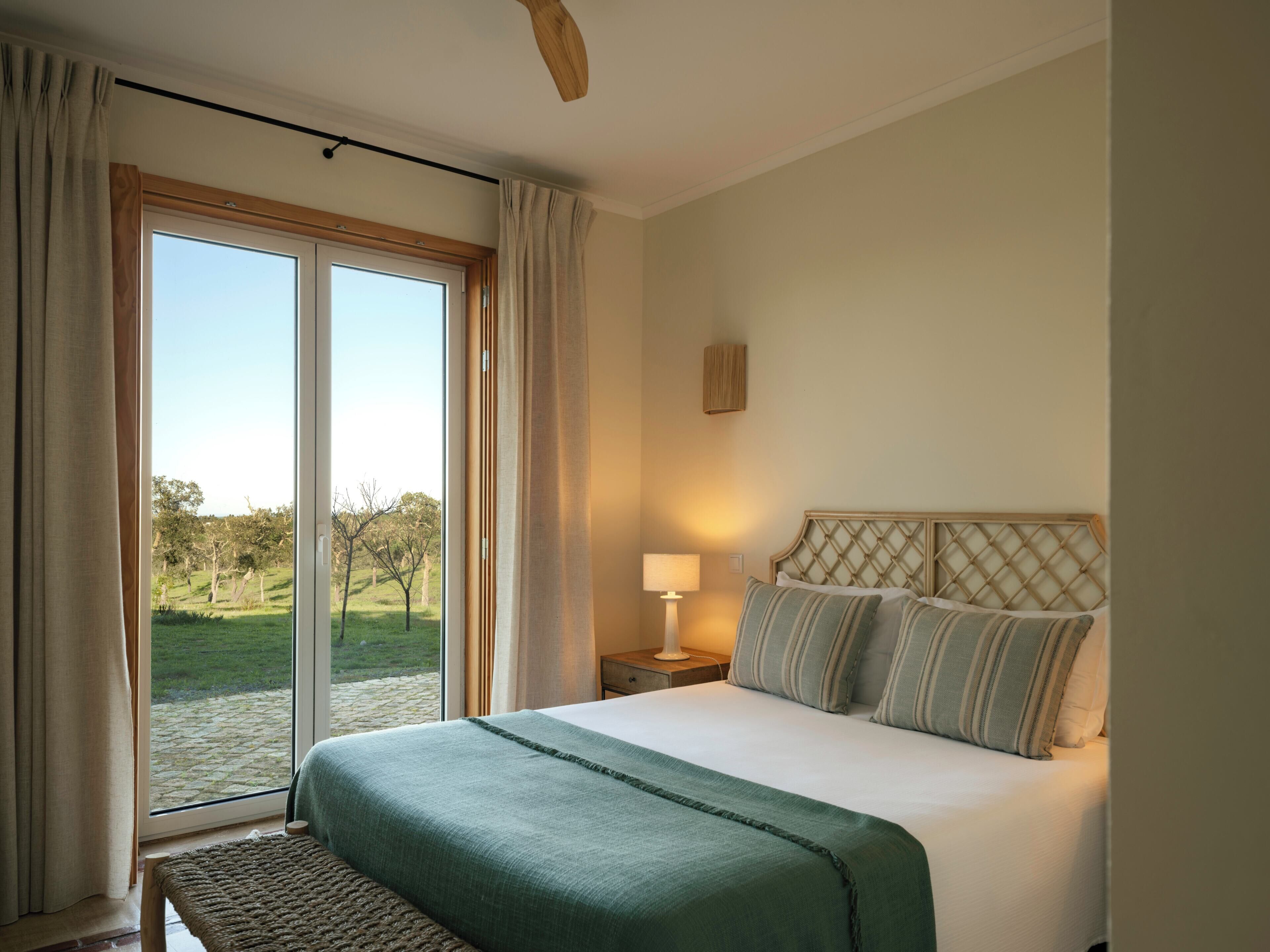 6 bedrooms, iron/ironing board, WiFi (free), bed sheets