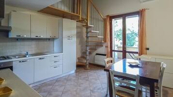 Kühlschrank, Herdplatte, Kochgeschirr/Geschirr/Besteck