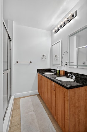 Bathroom - Spacious Private Villa w/ Pool • Prime Location (Miami)