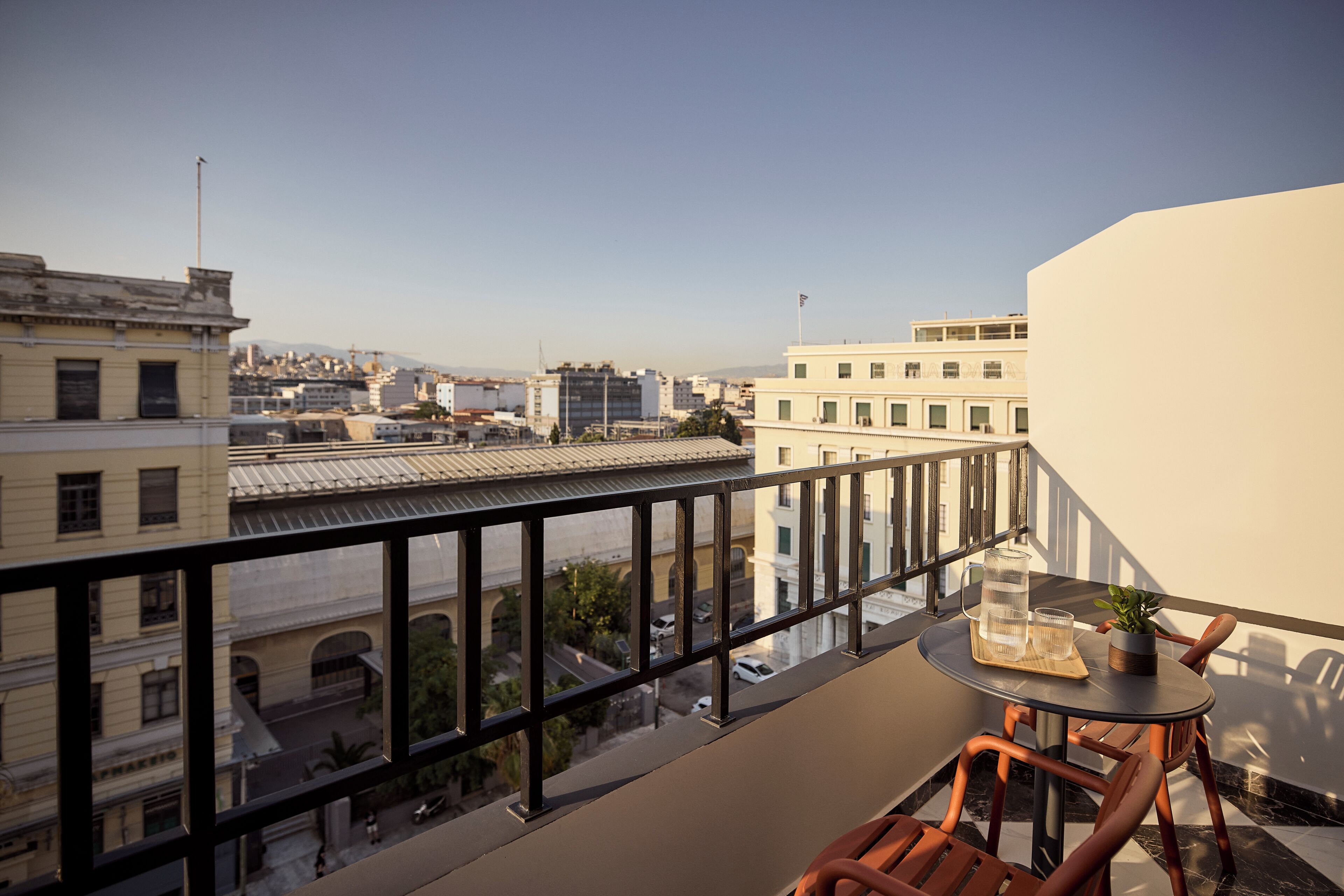 Comfort Double Room with Terrace & Square View | ميني بار وخزنة داخل الغرفة ومكتب وتجهيزات عازلة للصوت