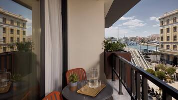 Comfort Double Room with Balcony & Square View | Terrasse/Patio