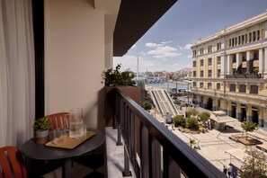 Comfort Double Room with Balcony & Square View | Terrasse/Patio