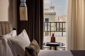 Comfort Double Room with Terrace & Square View | ميني بار وخزنة داخل الغرفة ومكتب وتجهيزات عازلة للصوت