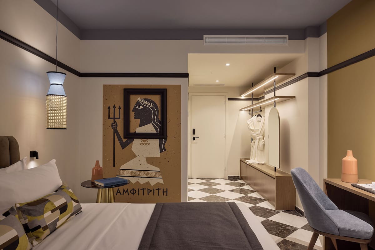 Comfort Accessible Room with City View | ميني بار وخزنة داخل الغرفة ومكتب وتجهيزات عازلة للصوت