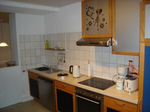 Kylskåp, ugn, spishäll och diskmaskin