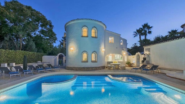 A large, light blue building with a swimming pool in the foreground. - Villa Perlita Javea, large villa with private pool, wifi and airconditioning. (Jávea)