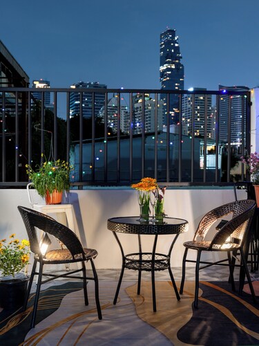 Spacious 4-bedroom townhome in welcoming Krung Thep Maha Nakhon with AC