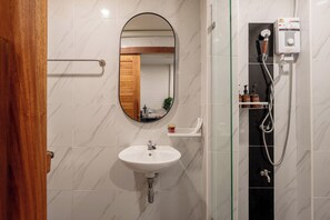 Doccia, asciugacapelli, asciugamani, sapone