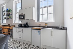 Private kitchen - Compact Studios in Dudley (Dudley)