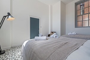 Deluxe Apartment | Iron/ironing board, free WiFi