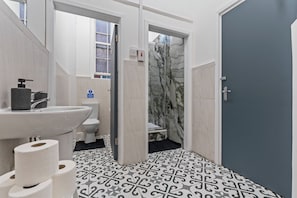 Deluxe Apartment | Bathroom
