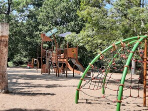 Ein Spielplatz mit Klettergerüsten und einer Rutsche.