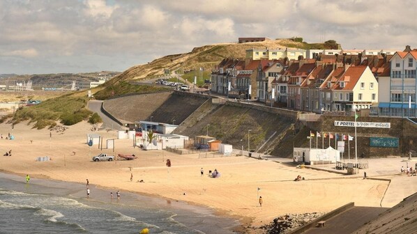 A coastal town with a beach, a promenade, and buildings with a mix of architectural styles. - Mobile home CONFORT le Portel plage chez Nono et Alex (Le Portel)