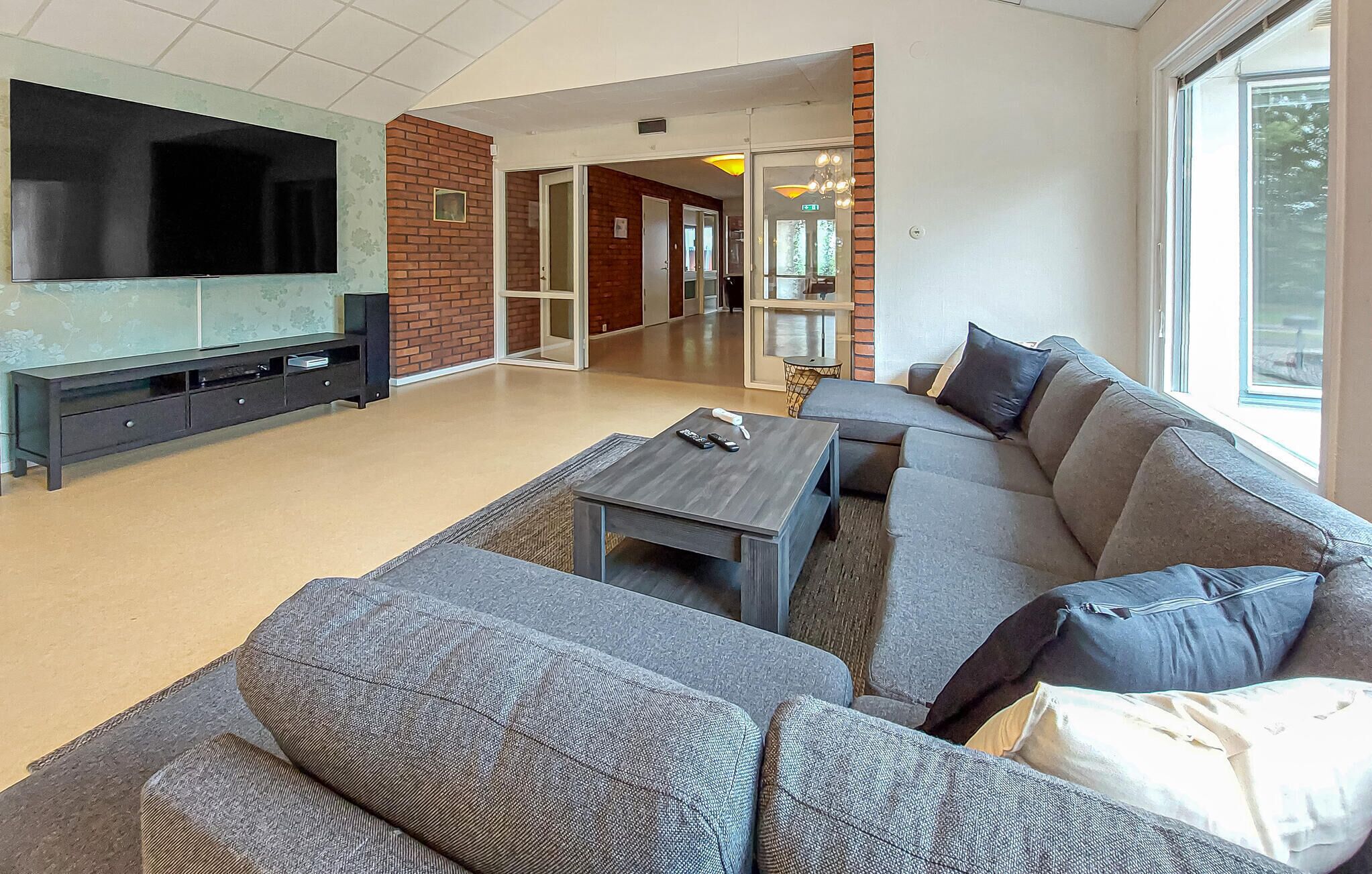 Smart-tv och ett bordtennisbord