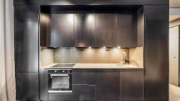 Réfrigérateur, micro-ondes, four, plaque de cuisson