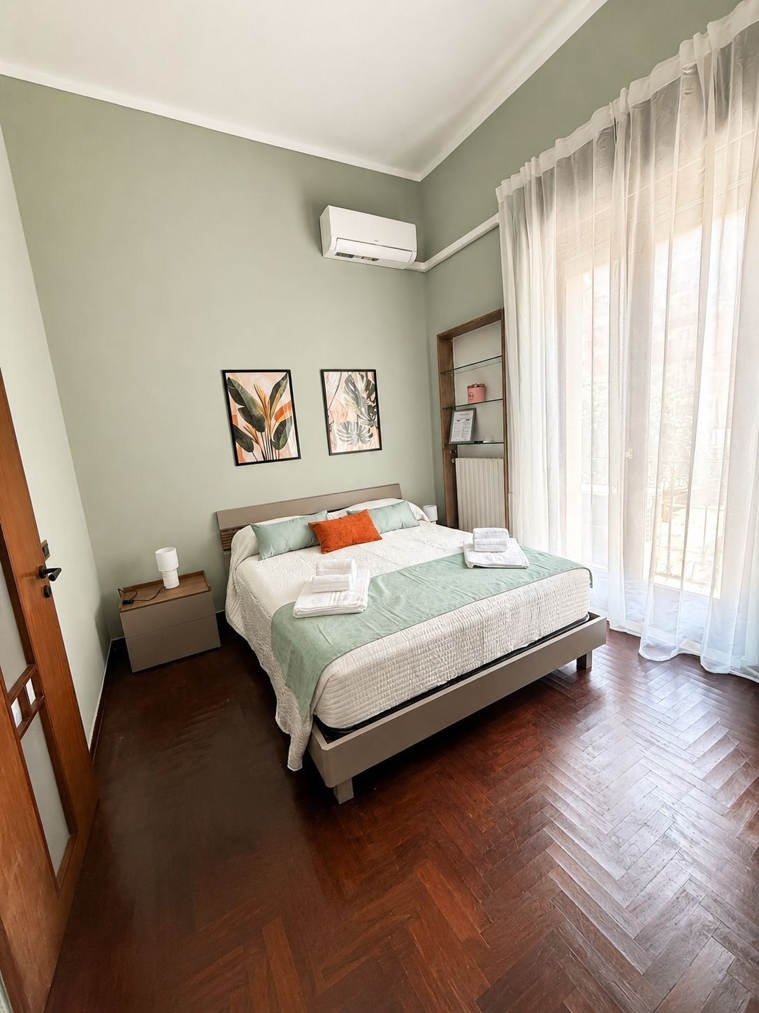 Appartamento Comfort, idromassaggio, vista città | Minibar con snack e bevande gratuite, una scrivania, postazione laptop