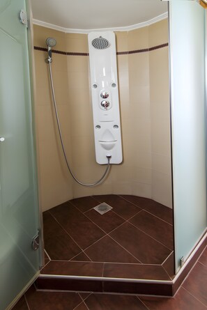 Douche, sèche-cheveux, serviettes fournies
