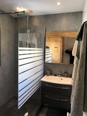 Douche, sèche-cheveux, serviettes fournies, savon
