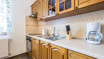 Fridge, stovetop, dishwasher, cookware/dishes/utensils