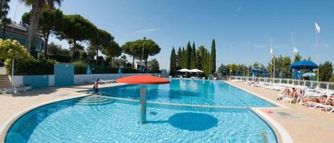 Una piscina al aire libre de temporada