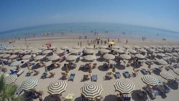 Perto da praia, areia branca, serviço de traslado de/para a praia