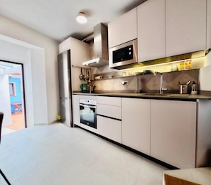 Fridge, microwave, oven, stovetop - Rural House in Montejaque with Andalusian Patio, Fireplace and Multi-Purpose Room (Montejaque)