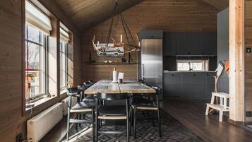 Apartment, 4 Bedrooms, Non Smoking, Mountain View | Dining