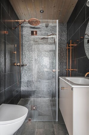 Apartment, 4 Bedrooms, Non Smoking, Mountain View | Bathroom
