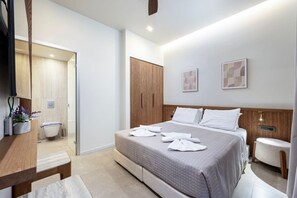 Tabla de planchar con plancha, wifi y ropa de cama 