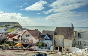 Eine Küstenstadt mit Häusern, einem Strand und Blick auf das Meer.