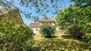 A house surrounded by lush greenery and a clear blue sky. - Charmante maison au calme (Saint-Yrieix-la-Perche)