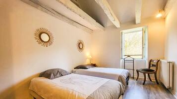 2 habitaciones, tabla de planchar con plancha y cuna de viaje