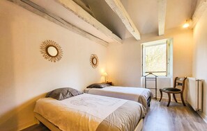 2 habitaciones, tabla de planchar con plancha y cuna de viaje 