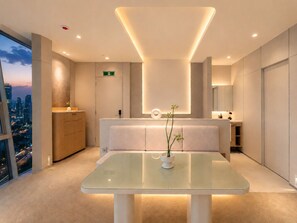 Deluxe Double room, Jacuzzi, City View | Blackout curtains, iron/ironing board, free WiFi - UH Suite Seoul Insadong (Seoul)