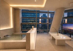 Deluxe Family room, Jacuzzi, City View | Pemandangan dari kamar