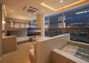 Deluxe Family room, Jacuzzi, City View | Tirai kedap cahaya, setrika/meja setrika, dan Wi-Fi gratis